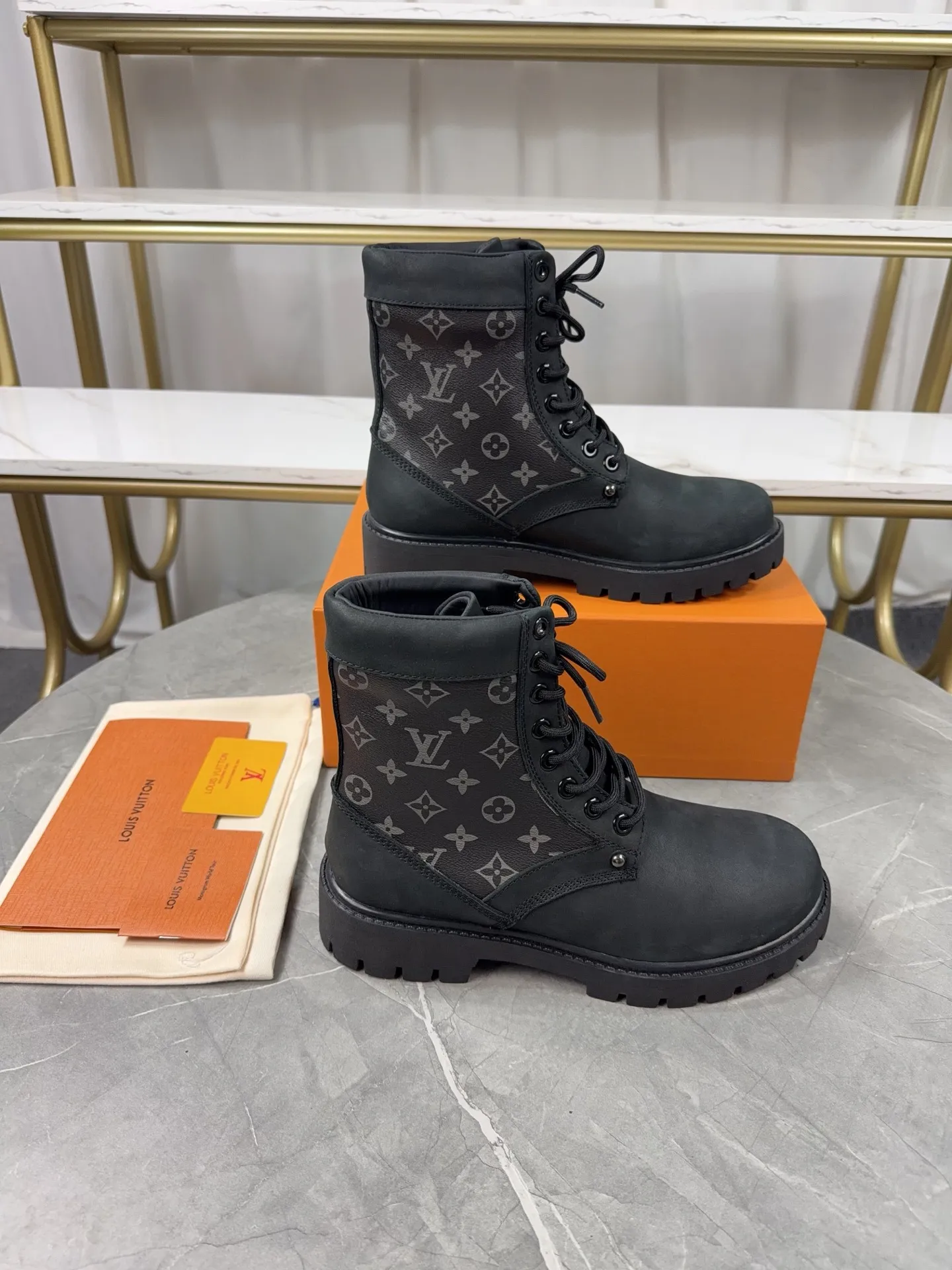 p720🐮🐮2025 top version: couple style LV presbyopia, embossed rhubarb boots, ankle boots, embossed waterproof nubuck cowhide boots, relying on the brand's exquisite craftsmanship to carefully reshape the classic T 6-inch boot shape in Italy to create an American-style autumn and winter men's and women's wear show. The original laces and outsole are exquisitely detailed, and the leather label expresses the cooperation logo. Exquisite packaging at the delivery counter🛍📦 ▪️Fabrics: Original customized imported first-layer cowhide ▪️Inner lining: Original customized leather lining/mesh lining ▪️Outsole: Original molded anti-slip rubber material ▪️Sole thickness: 3.5CM ▪️Size: 35-40 for women and 39-46 for men